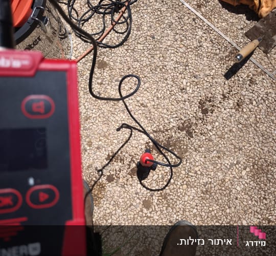 כלי עבודה על רצפת אבן עם כבלים ומגבת